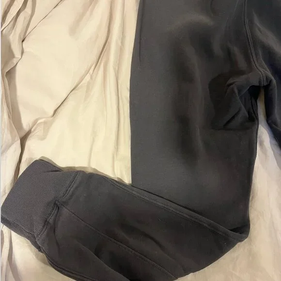 Abercrombie & Fitch - Picture 4 of 4